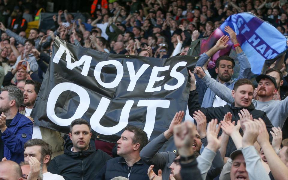 Οι οπαδοί της Γουέστ Χαμ δείχνουν το πανό του Moyes OUT