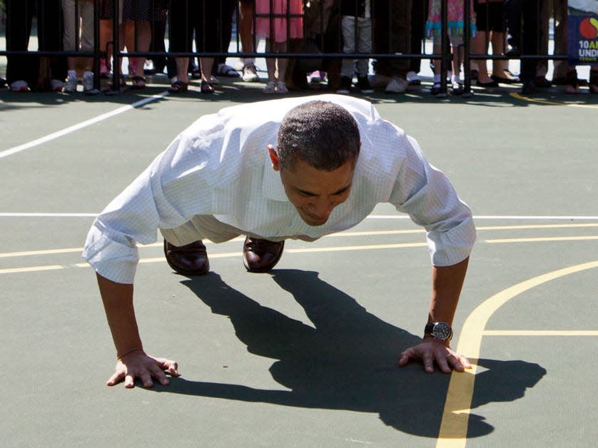 barack-obama-does-pushups