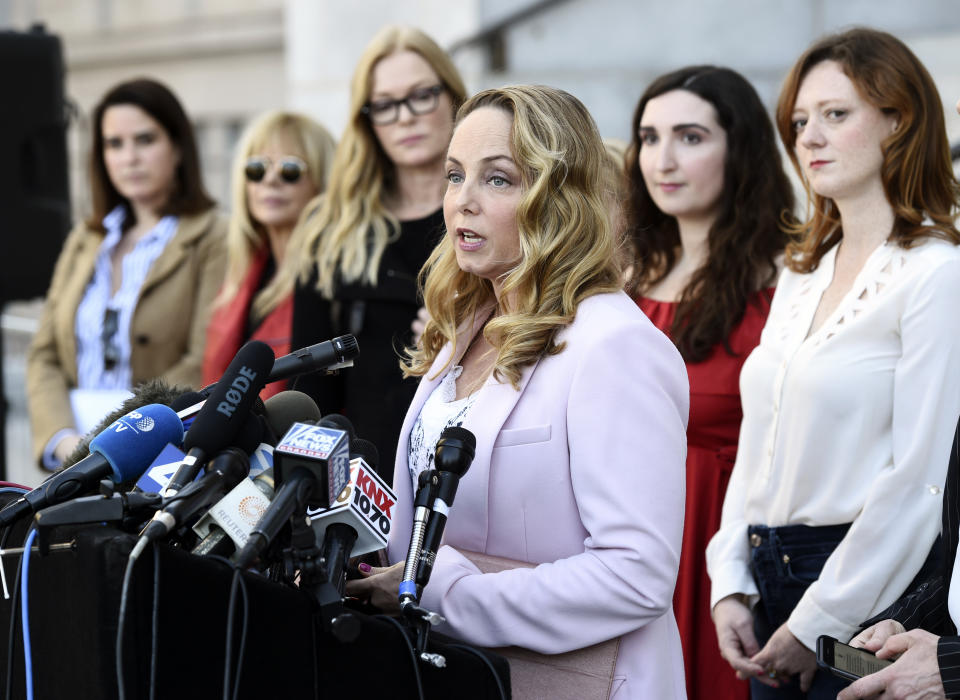 ARCHIVO – La actriz Louisette Geiss habla en una conferencia de prensa con "Silence Breakers" un grupo de mujeres que han hablado sobre la conducta sexual inapropiada del productor de Hollywood Harvey Weinstein en el ayuntamiento de Los Angeles el 25 de febrero de 2020 en Los Angeles. Geiss, quien ha trabajado como actriz y guionista acusó a Weinstein en 2017, y escribió un musical tras su experiencia, “The Right Girl" que planea producir en 2023. (Foto AP/Chris Pizzello, archivo)