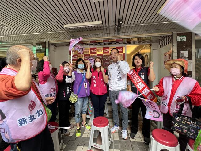 國民黨主席朱立倫1日旋風走訪桃園為年輕議員候選人站台，其中前市議員劉茂群的女兒張碩芳參選桃園區市議員。(蔡依珍攝)