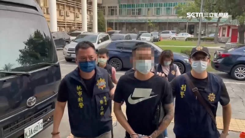 桃園警方聯合刑事局逮捕1名裸拍族直播主與邱姓主嫌，因他們透過交友軟體行銷色情網站。