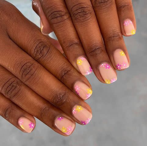 <p><a href="https://www.instagram.com/peachinails/" data-component="link" data-source="inlineLink" data-type="externalLink" data-ordinal="1">@peachinails</a></p>