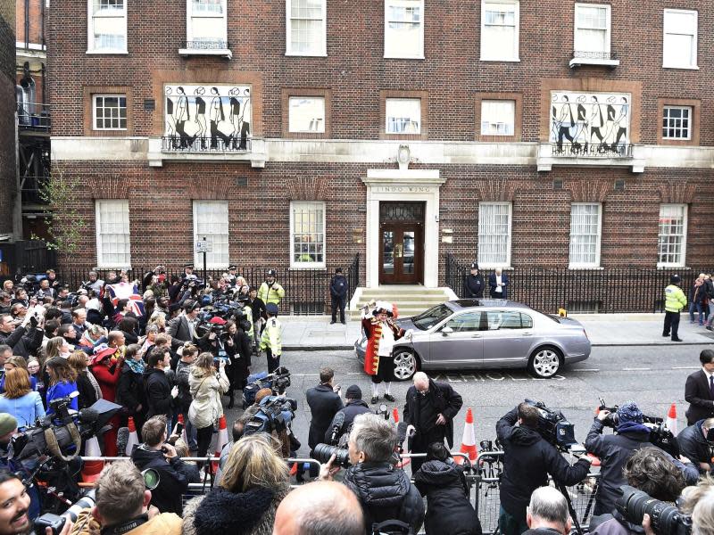 Großes Gedränge vor dem St. Mary's Hospital in London. Foto: Facundo Arrizabalaga