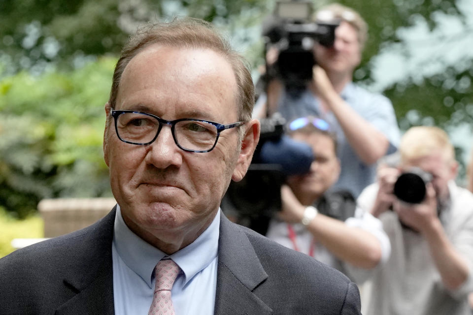 El actor Kevin Spacey abandona el Tribunal de la Corona en Southwark en Londres el miércoles 28 de junio de 2023. Spacey enfrenta un juicio por cargos de agredir sexualmente a cuatro hombres hace dos décadas. (Foto AP/Frank Augstein)