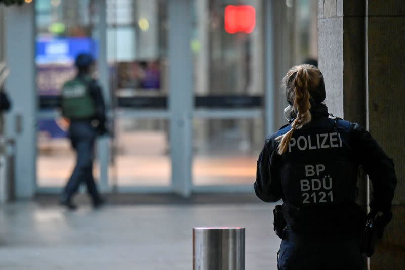 Oficiales de policía aseguran el área en un mercado navideño en Dresde, Alemania
