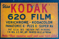 "Voi premete il pulsante, noi facciamo il resto" è lo slogan col quale George Eastman, fondatore della Kodak promosse nel 1888 la prima fotocamera destinata a essere usata anche da non professionisti. Nel febbraio 2012, la Kodak cessa definitivamente la produzione di apparecchi fotografici (che sarà ripresa concedendo la licenza del marchio Kodak l'anno successivo alla Jk Imaging). L’azienda è comunque sopravvissuta al passaggio alla fotografia digitale, è rimasta a galla durante il passaggio agli smartphone e oggi dà il proprio nome a telefoni, tablet e scanner digitali. E nel 2018 ha addirittura lanciato la sua criptovaluta per fotografi, la KodakCoin. (Photo by Roberto Machado Noa/LightRocket via Getty Images)