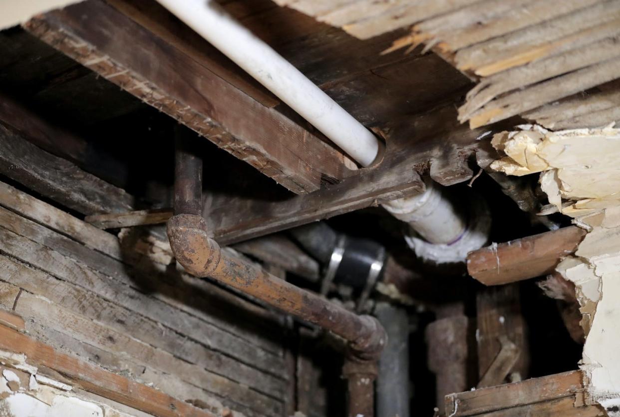 <span class="caption">A lead pipe (left) seen through a hole in the kitchen ceiling in the home of Desmond Odom, in Newark, New Jersey.</span> <span class="attribution"><a class="link " href="https://newsroom.ap.org/detail/EPADrinkingWaterLead/f8f74d0050304533ac70263c5c50bad7/photo" rel="nofollow noopener" target="_blank" data-ylk="slk:AP Photo/Julio Cortez;elm:context_link;itc:0;sec:content-canvas">AP Photo/Julio Cortez</a></span>