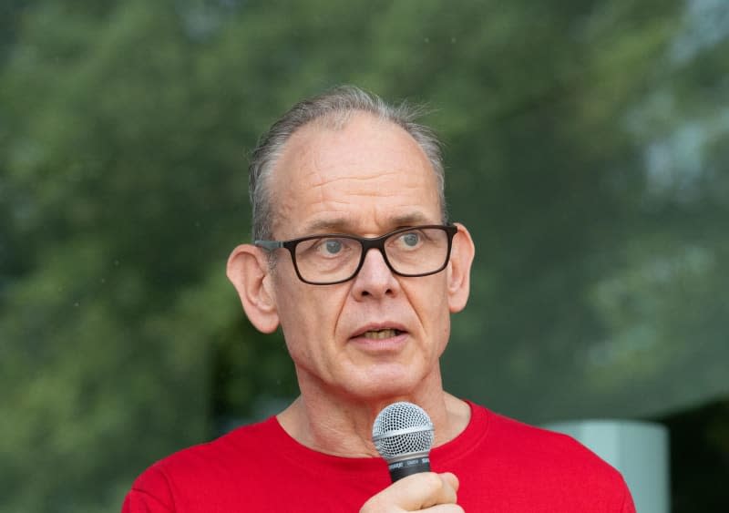 Works Council Chairman Anno Stake speaks during a demonstration by employees and members of the IG Metall trade union in front of the Volkswagen Group Future Center Europe in Potsdam's Schiffbauergasse against the closure of the facility. Soeren Stache/dpa