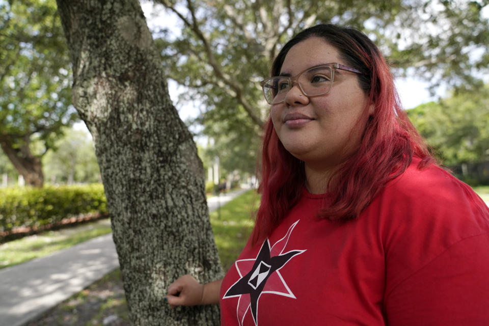 Cynthia Moreno, de 32 años, posa para una fotografía frente a las oficinas de la agencia de Inmigración y Control de Aduanas en Miramar, Florida, el miércoles 15 de junio del 2022. (AP Photo/Lynne Sladky)