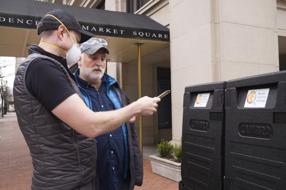 En esta fotografía del 31 de marzo de 2020 proporcionada por World Central Kitchen, el chef José Andrés, derecha, y Nate Mook charlan sobre distribuir alimentos para trabajadores de emergencias en Washington. Andres, cuyos más de 30 restaurantes en Estados Unidos incluyen The Bazaar, Jaleo y el poseedor de dos estrellas Michelinstarred Somni, fundó World Central Kitchen en 2010, con la ha servido 15 millones de comidas en el mundo tras huracanes, incendios y otros desastres. Desde el inicio de la pandemia por coronavirus su organización ha servido más de 750.000 comidas. (Mike Jett/World Central Kitchen vía AP)