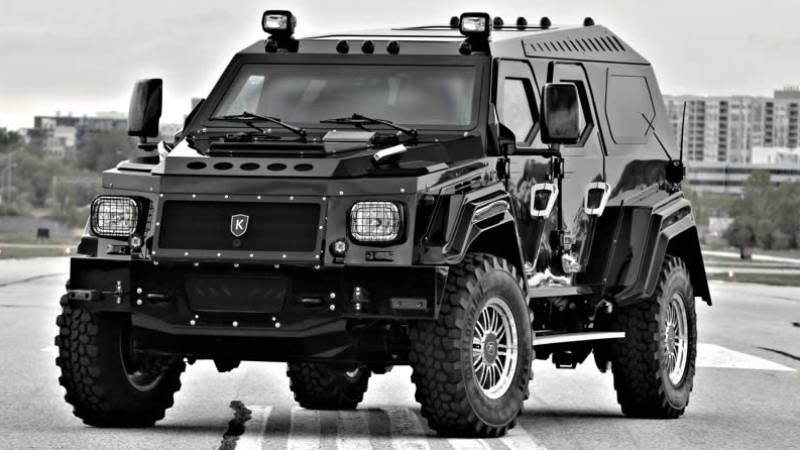 Knight XV車長x寬x高達到6,000×2,438×2,450mm，全車重量達6,400公斤，據稱足以抵擋AK-47的子彈，每扇防彈鋼門就重達160公斤。(圖片來源/ Conquest Vehicles)