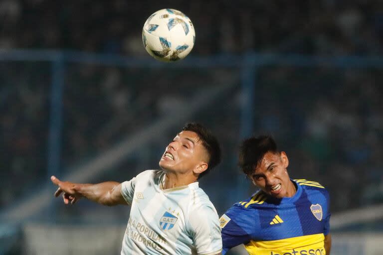 Di Lollo y Coronel, en una acción dividida del partido que disputaron Atlético Tucumán y Boca Juniors