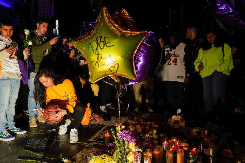 Personas se reúnen en Microsoft Square, cerca del Staples Center, para presentar sus respetos a Kobe Bryant después de que un accidente de helicóptero mató a la estrella de baloncesto retirada, Los Ángeles