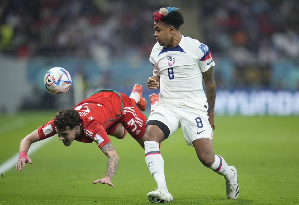 Neco Williams, de Gales (izquierda), lucha por la pelota con Weston McKennie, de Estados Unidos, durante el juego del Grupo B del Mundial que enfrentó a ambos equipos en el estadio Ahmad Bin Ali, en Doha, Qatar, el 21 de noviembre de 2022. (AP Foto/Ashley Landis)