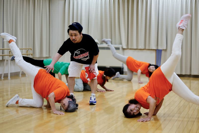 Foto de Archivo. Yusuke Arai, de 38 años, instructor del único club de breakdance de Japón formado por personas mayores Ara Style Senior, entrena a Saruwaka Kiyoshie (izquierda), de 74 años, y a Reiko Maruyama (derecha), de 71 años, mientras practican un movimiento de baile durante una sesión de entrenamiento en Tokio, Japón