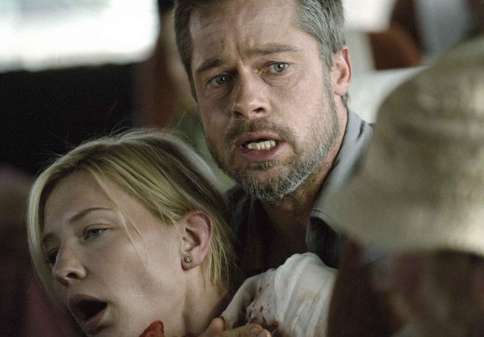 In "Babel", dem Episodenfilm von Regisseur Alejandro González Iñárritu, war Brad Pitt an der Seite von Cate Blanchett zu sehen. Das Drama verbindet drei verschiedene Handlungsstränge an den Orten Marokko, Mexiko und USA sowie Tokio - und war insgesamt für sieben Oscars vorgeschlagen. Den Preis gab's aber nur für die beste Filmmusik - und die Hauptdarsteller waren nicht einmal nominiert. (Bild: Tobis Film)