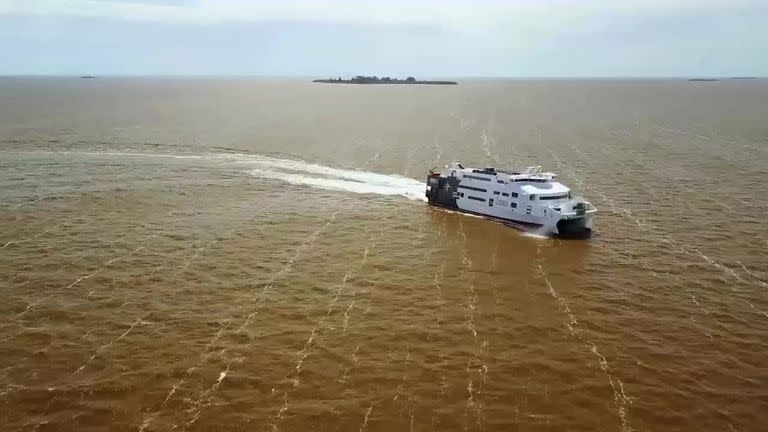 Tanto Buquebus como Colonia Express, las dos firmas de transporte fluvial de pasajeros que operan en el Río de la Plata, cuestionaron la medida