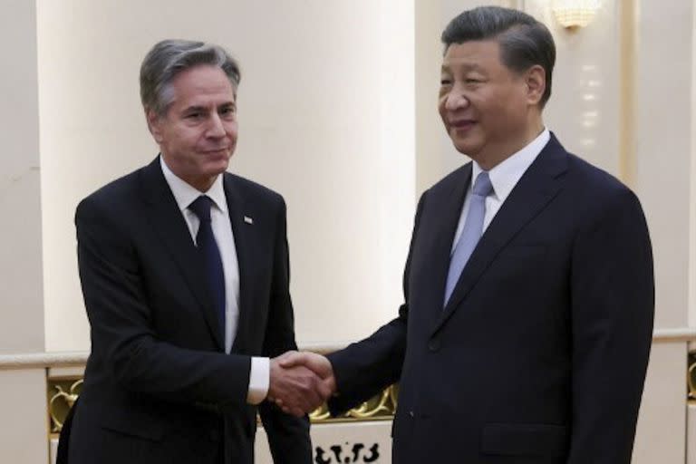 El secretario de Estado norteamericano, Antony Blinken, saluda al presidente chino, Xi Jinping, en Pekín