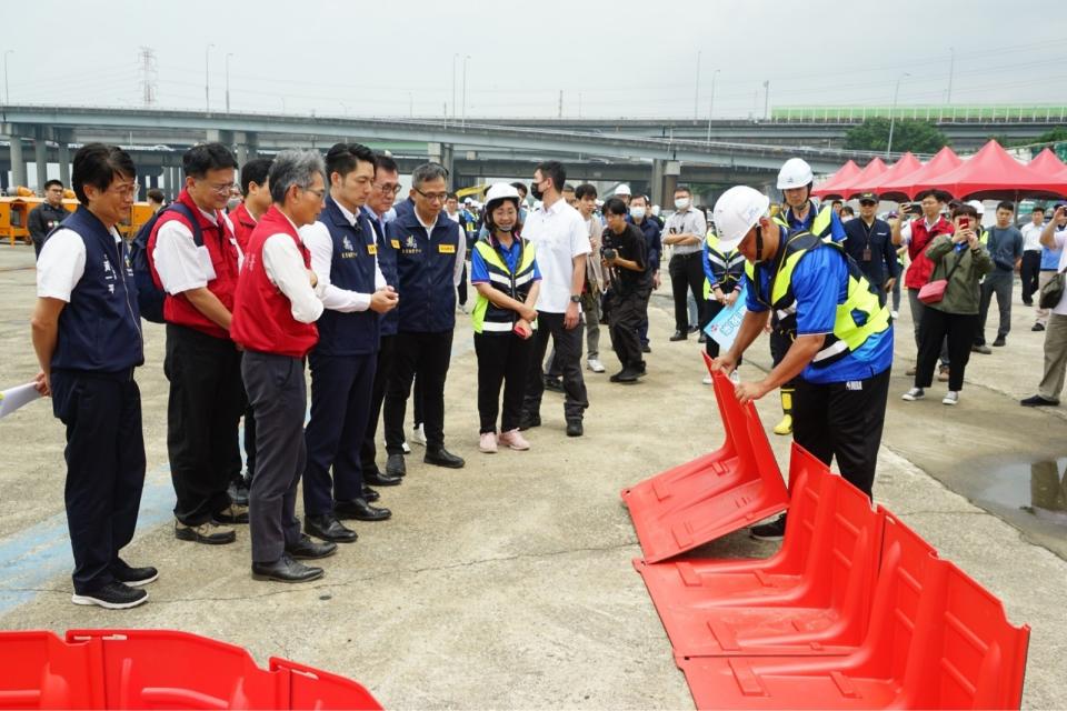 台北市長蔣萬安23日上午，赴迪化水門出席2024年防汛防災演習。台北市政府提供