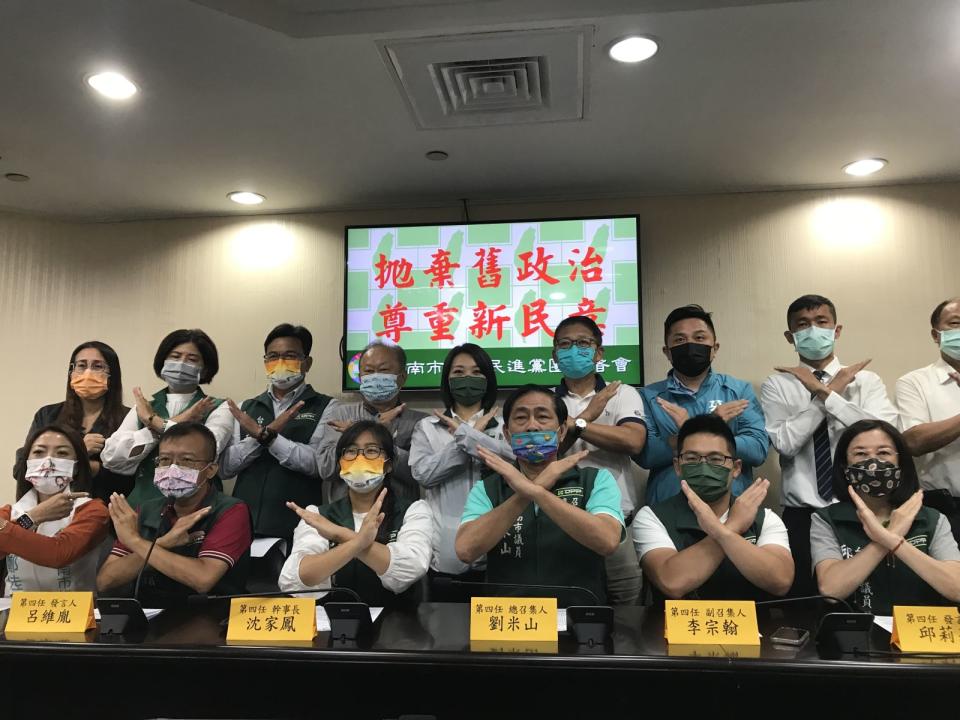 台南市議會民進黨團日前集體拒絕無黨籍的郭信良干涉正副議長選舉。辛啓松攝