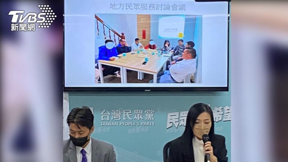 高虹安亮出與李忠庭一起工作的照片，李忠庭長相首次曝光(黃箭頭處)。（圖／林至柔攝）