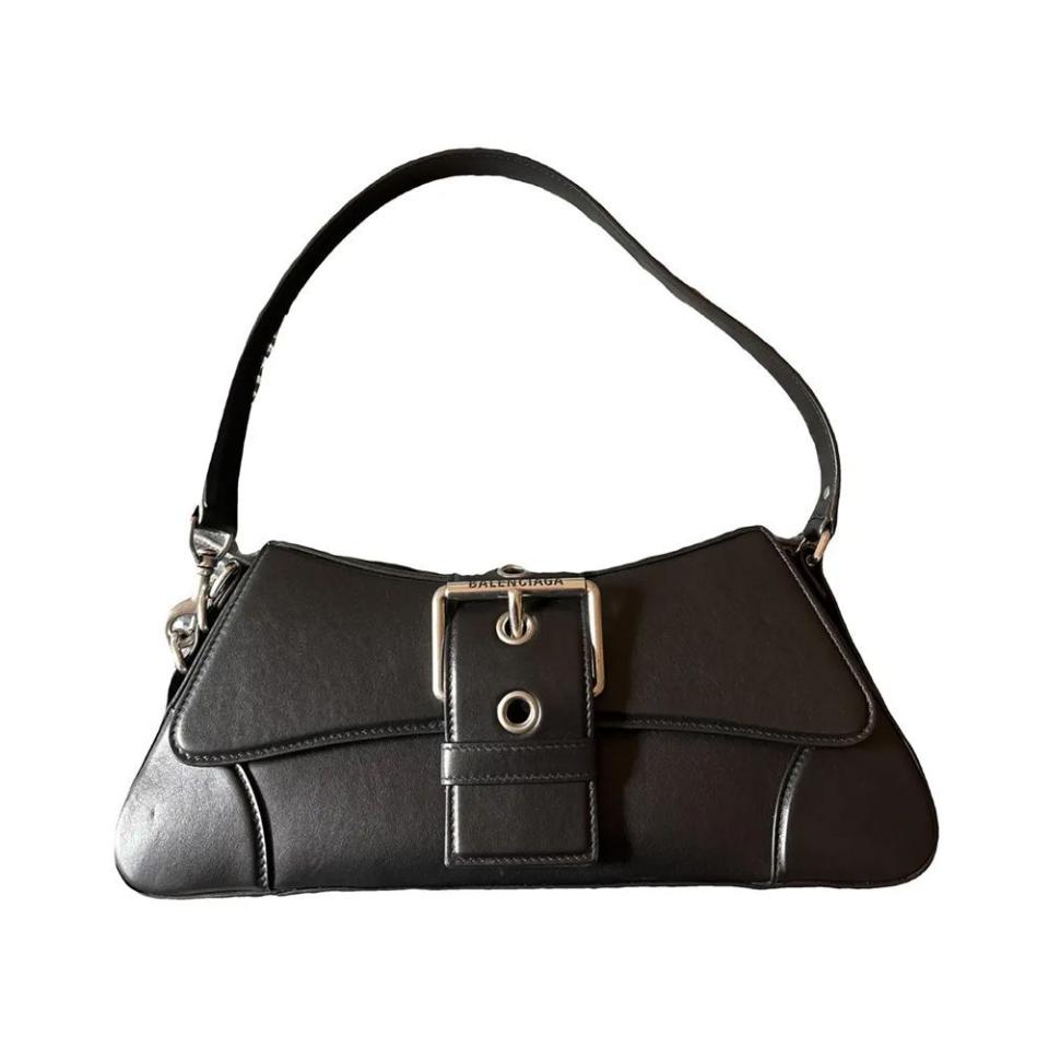 <p><a href="https://go.redirectingat.com?id=74968X1596630&url=https%3A%2F%2Fus.vestiairecollective.com%2Fwomen-bags%2Fhandbags%2Fbalenciaga%2Fblack-leather-lindsay-balenciaga-handbag-39963112.shtml%3F_gl%3D1%252A1bjrfyf%252A_up%252AMQ..%26gclid%3DCjwKCAiAqNSsBhAvEiwAn_tmxeNAjQ8kjk2F_fhk_n8q_439kwE4cu_VcGtwpfUIRxAgGJinH7heLhoCo9gQAvD_BwE&sref=https%3A%2F%2F" rel="nofollow noopener" target="_blank" data-ylk="slk:Shop Now;elm:context_link;itc:0;sec:content-canvas" class="link ">Shop Now</a></p><p>Lindsay Leather Tote </p><p>vestiairecollective.com</p><p>$840.00</p>