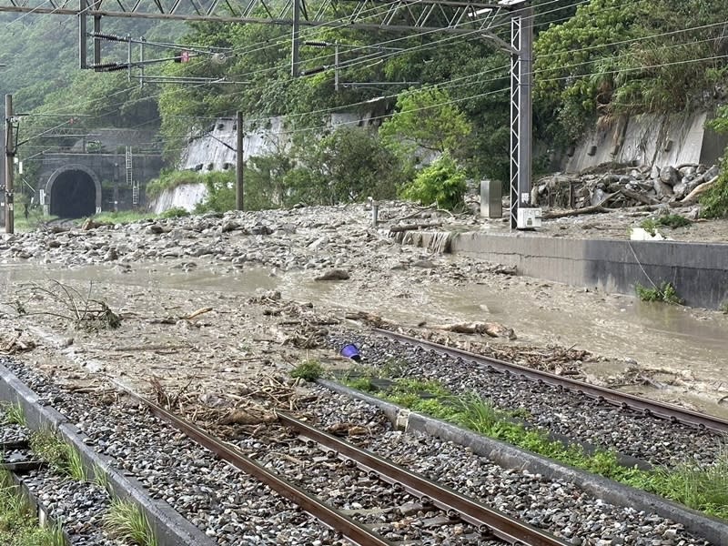 花蓮北區下午下大雨，省道台9線土石崩落，不但道路受阻，泥流沖到台鐵北迴線，和仁車站至崇德車站間鐵路雙向不通。（中央社／民眾提供）