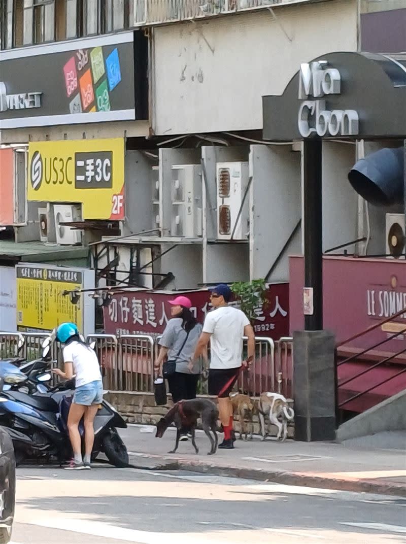 網友一周前直擊彭于晏（圖中藍帽者）天母逛大街。（圖／翻攝《靠北天母幫》社團）