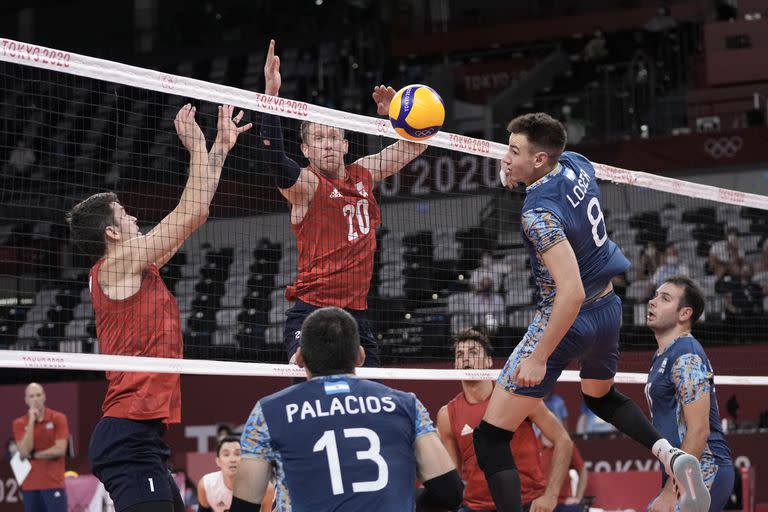 David Smith, de Estados Unidos, y el argentino Agustín Loser, vigilan un balón en vivo durante un partido de la ronda preliminar de voleibol masculino del grupo B, en los Juegos Olímpicos de Verano de 2020, el lunes 2 de agosto de 2021 en la madrugada en Tokio, Japón. (Foto AP / Manu Fernandez)