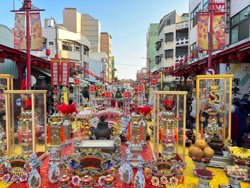 席開四千桌恭宴媽祖，宴桌擺滿配天宮前好幾條街道，場面壯觀盛大。（圖：龐清廉攝）