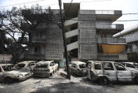 <p>Burned-out cars stand outside an apartment block in Mati east of Athens, Tuesday, July 24, 2018. (Photo: Thanassis Stavrakis/AP) </p>