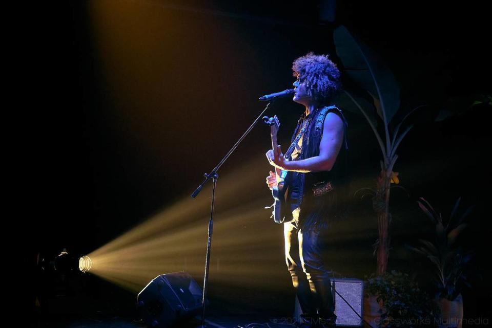 Entre los integrantes de “Sol y La Tribu” se encuentra el músico Ray Rodríguez, quien también interpreta al personaje de Rey Sugar. 