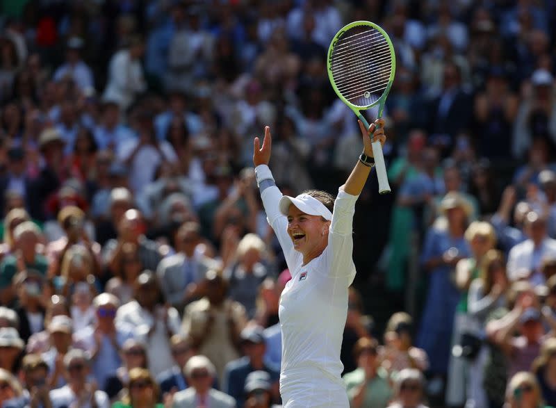 Foto del sábado de la checa Barbora Krejcikova celebrando tras ganar la final de Wimbledon ante la italiana Jasmine Paolini