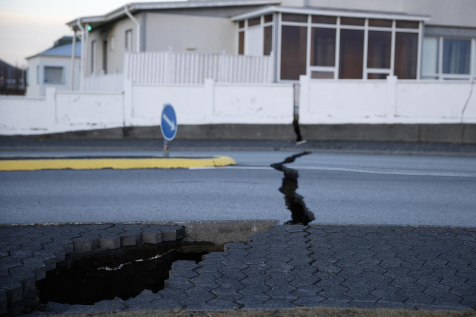 Las fisuras proliferan en Grindavik, Islandia, ante la inminencia de la erupción de un volcán. A los habitantes se les permitió regresar por sus cosas de manera rápida. (AP Photo/Brynjar Gunnarsson)