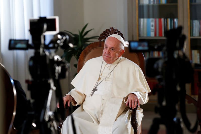 El Papa Francisco mira durante una entrevista exclusiva con Reuters, en el Vaticano