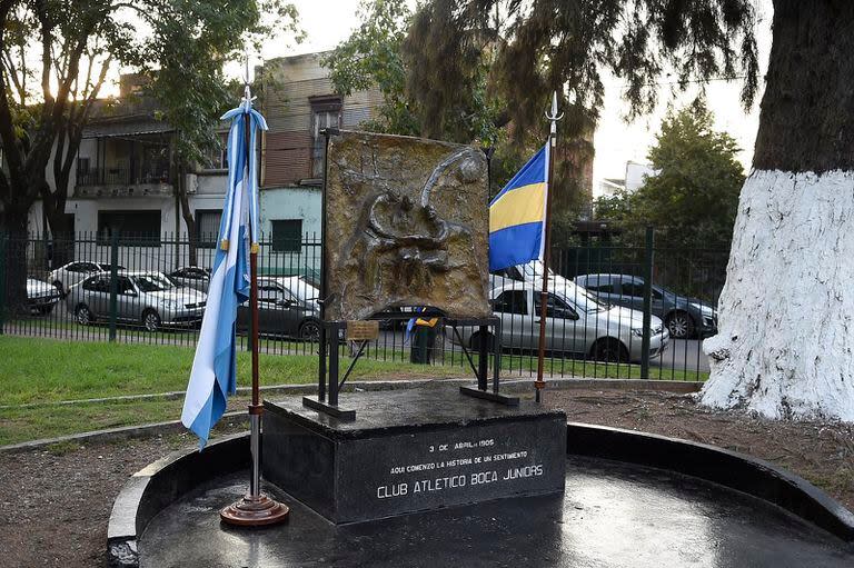 Banco de la plaza Solis en donde comenzó la historia de Boca como club (Twitter @BocaJrsOficial)