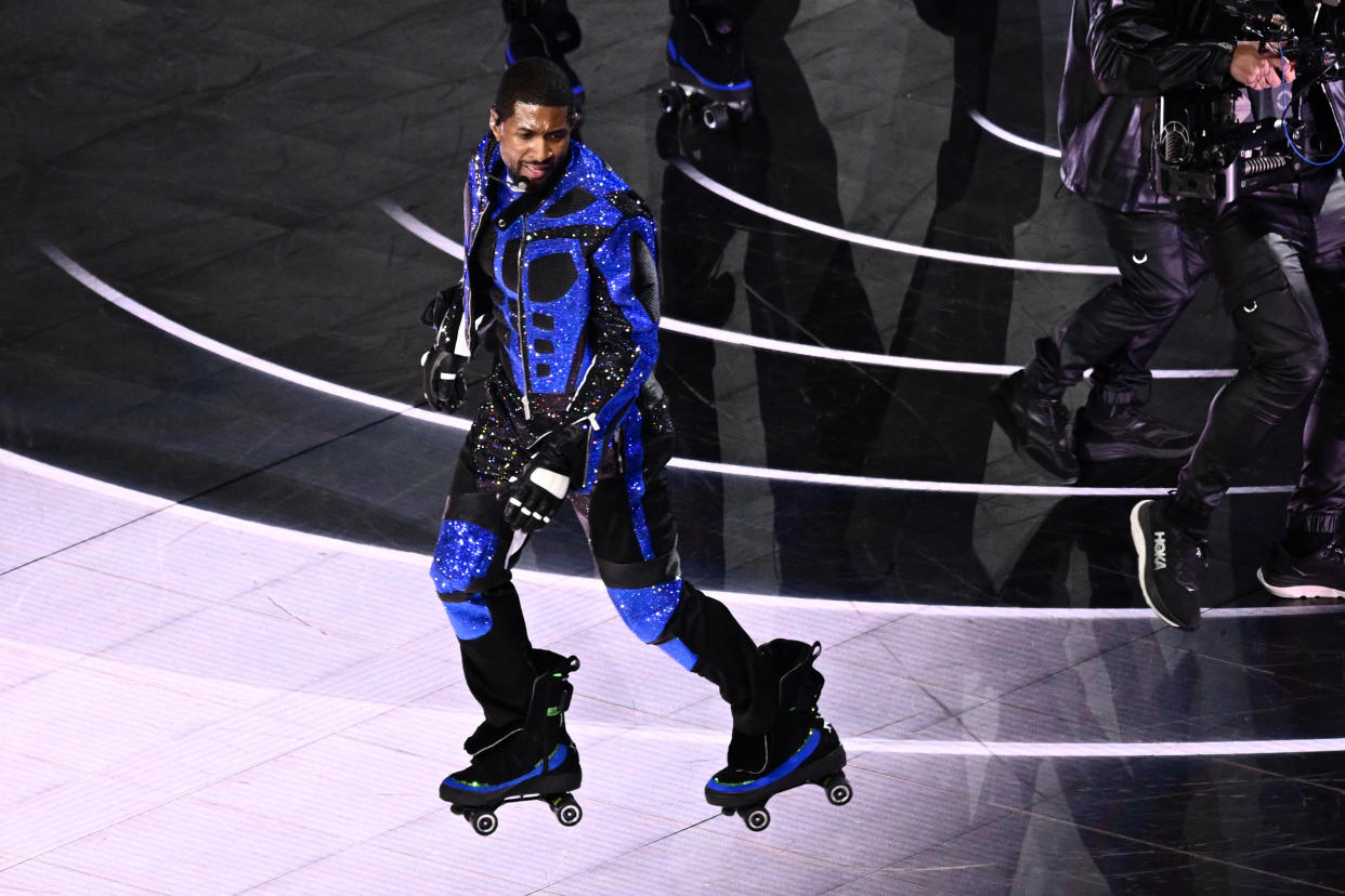 Usher durante su presentación en el show de mediotiempo en el Allegiant Stadium de Las Vegas, Nevada. (PATRICK T. FALLON/AFP via Getty Images)