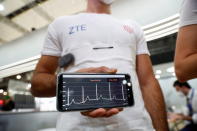 <p>ZTE está detrás de esta camiseta bautizada como YouCare. Gracias a unos sensores incrustados en el tejido puede no solo monitorizar las constantes vitales, sino también analizar la respiración, medir la temperatura, comprobar el esfuerzo y hasta hacer un electrocardiograma. (Foto: Albert Gea / Reuters).</p> 