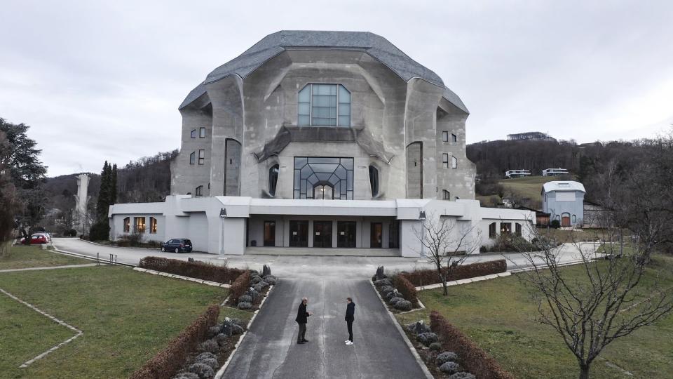 Im Goetheanum in Dornach in der Schweiz sitzt die Anthroposophischen Gesellschaft. Der Bau geht auf Entwürfe von Rudolf Steiner zurück. (Bild: ZDF/Henrik Eichmann)