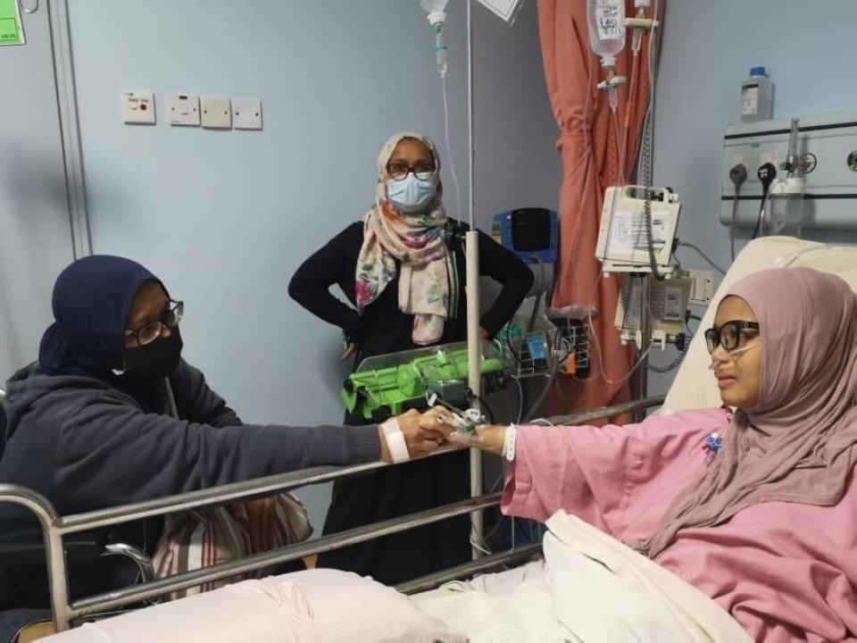 Sufina meeting her donor sister Wan Fatin Suryanie after surgery in 2021, in the middle is their sister Wan Fatin Suheila. ― Picture courtesy of Wan Fatin Sufina