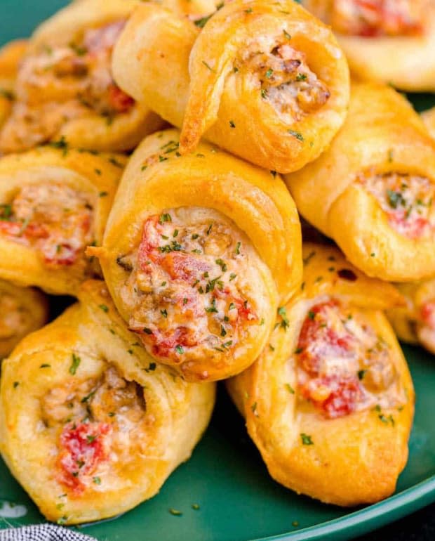 <p><a href="https://www.thecountrycook.net/air-fryer-sausage-and-cream-cheese-crescents/" rel="nofollow noopener" target="_blank" data-ylk="slk:The Country Cook" class="link ">The Country Cook</a></p>