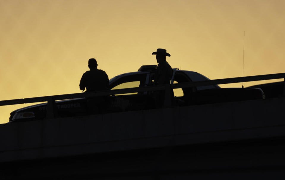 Policías texanos desde el puente fronterizo en El Paso miran la misa del Papa Francisco / Foto: AP