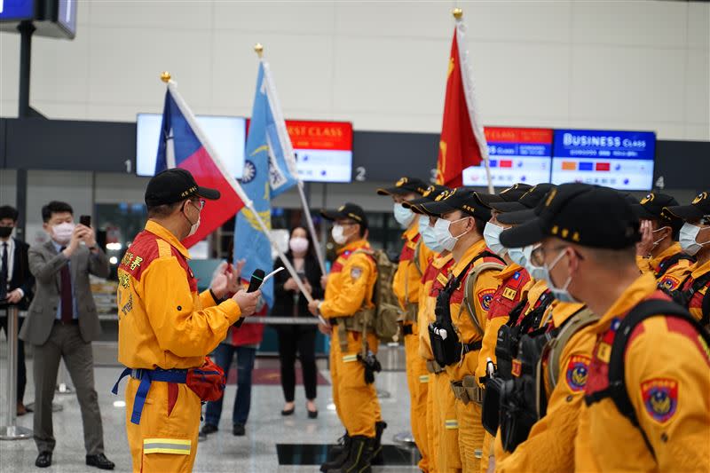 由台北市搜救隊、消防署特種搜救隊組成的第一批40人團，自桃園機場出發前往土耳其投入救災。（圖／翻攝畫面）