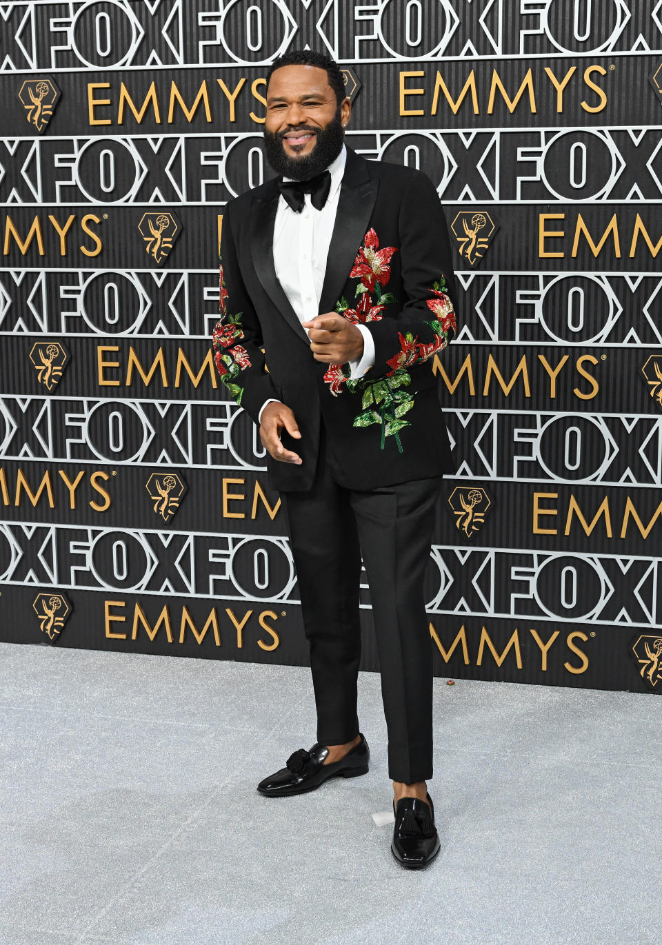 Anthony Anderson, red carpet, Emmy Awards, black suit, Etro