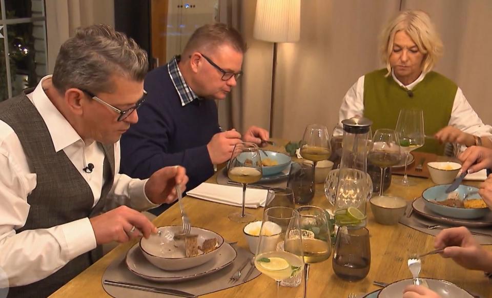 Lecker Pumpernickel mit Leberwurst: Hartmut (links) und Stefan schmeckt Kerstins Hausmannskost. (Bild: RTL)