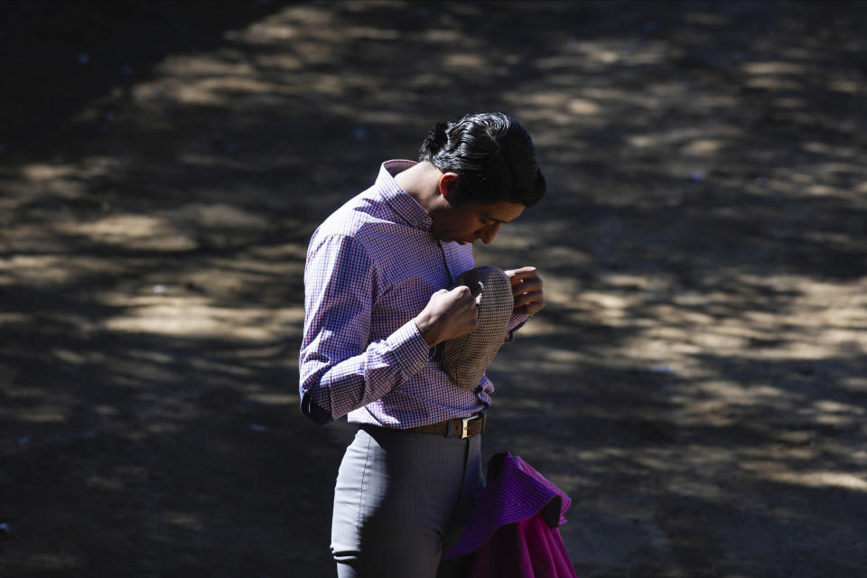 Mexican bullfighter Sergio Flores bows his head in prayer before conducting a "tienta", a test for immature bulls, during a bullfighting workshop, in Aculco, Mexico, Thursday, Jan. 25, 2024. The workshop is part of an initiative promoted by the Mexican Association of Bullfighting to attract new followers to this centuries-old tradition and confront the growing global movement driven by animal defenders. (AP Photo/Fernando Llano)