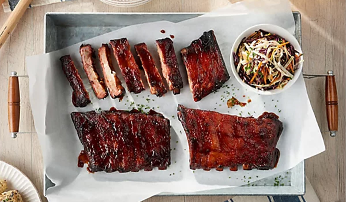 tray with ribs and coleslaw on a table