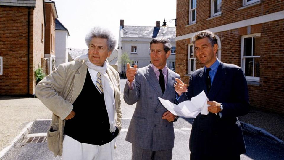 El príncipe Carlos junto a los arquitectos de la ciudad.