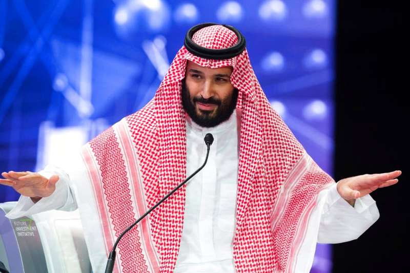 2018年10月24日，沙烏地阿拉伯王儲穆罕默德．本．薩勒曼（Mohammed bin Salman，中）出席未來投資倡議論壇，首度提到哈紹吉案。（AP）