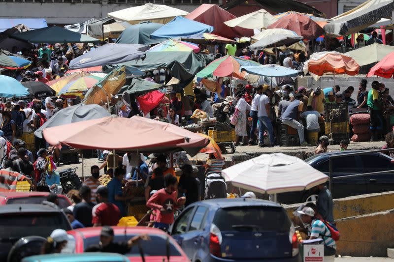 FOTO DE ARCHIVO: Personas reunidas en el mercado Coche en medio del brote de coronavirus en Caracas